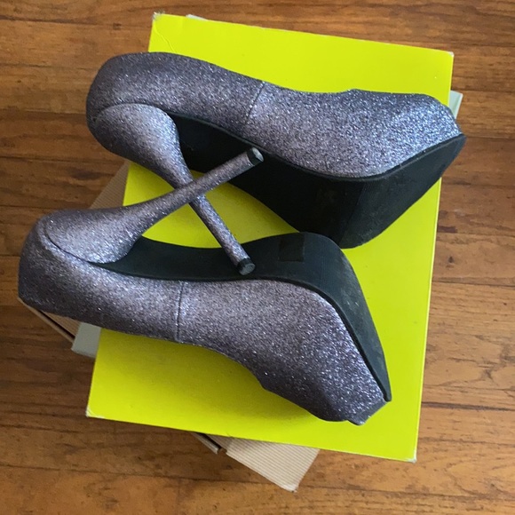 Heels - Picture 4 of 4